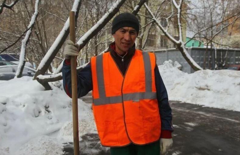 Мигрант-дворник (иллюстрация из открытых источников)