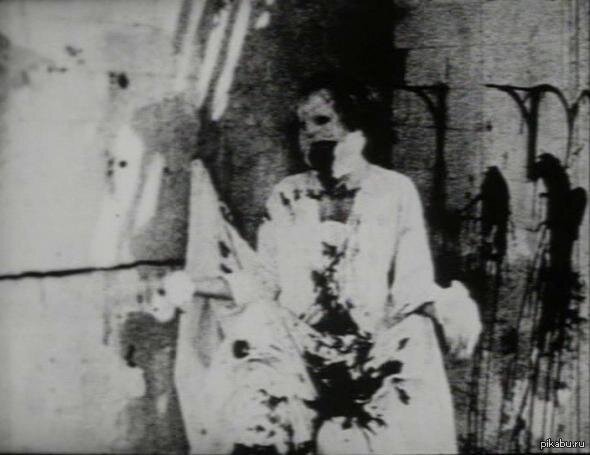 Не назвал бы это типичной версией фильма ужасов, все что происходит там вам уж точно запомнится. Жесткий психоделик, который сильно напрягает наш мозг тем что там происходит, вроде бы полная фигня, однако становится действительно страшно. Смотреть в компании друзей и не ночью.