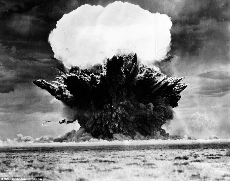 Мощнейший ядерный взрыв в истории. Ядерный взрыв чёрно белый. Новая земля испытания ядерного оружия. Испытания ядерного оружия в СССР. Белая бомба.