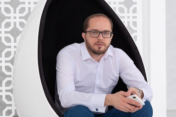 Объединить четыре хранилища в одно, не допуская остановки развития средств BI, в условиях оптимизации процессов и перехода на открытые платформы — нетривиальная задача. Как при всем этом уладить конфликты интересов и заручиться доверием со стороны бизнес-заказчиков, не понаслышке знает Сергей Носов, директор по управлению данными ПАО «Ростелеком» и претендент на премию CDO Award.