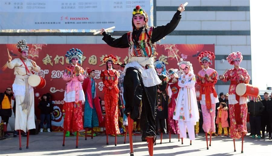 4 6 апреля праздник в китае. Гаоцяо янгэ. Китайский танец на ходулях. Хождение на ходулях Китай. Танец на ходулях в Китае.