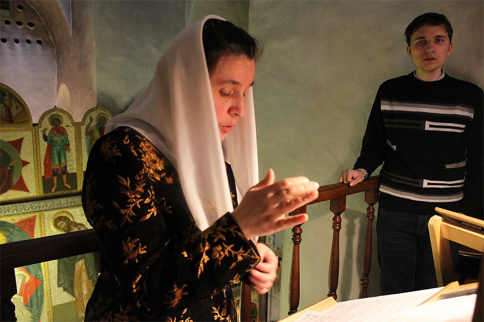 Чтение шестопсалмия в храме. Последование всенощного бдения для клироса. Клирос последования. Клирос последования. Клирос регент движения.