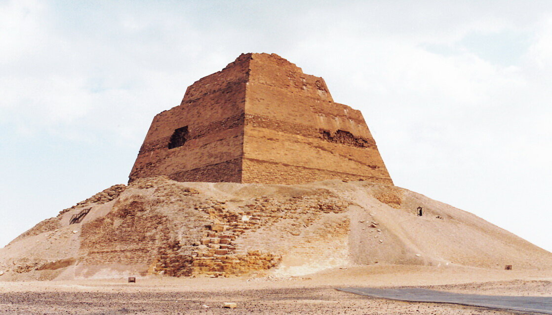 ... к уже готовой гладкой ступенчатой пирамиде слои кладки обрушились сами и только потом были частично растащены на чьи-то нужды.    