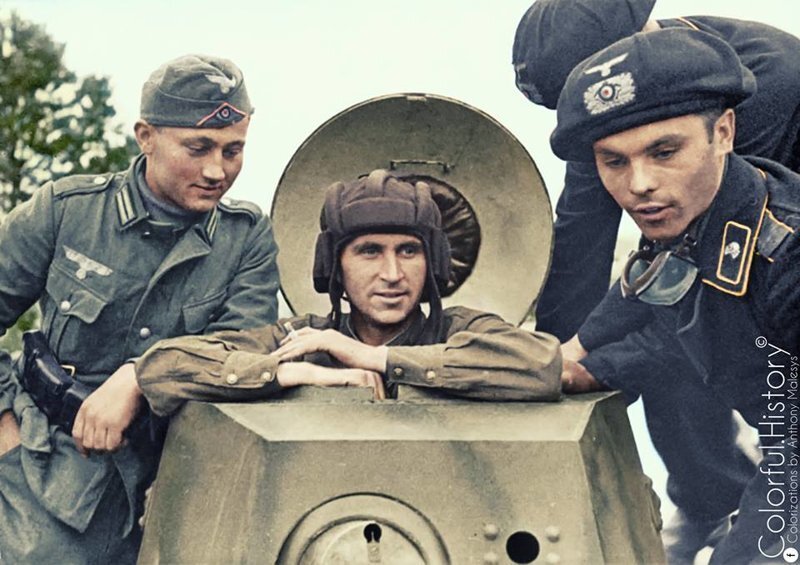 Советский танкист со шлемофоном, и немецкий в берете. 