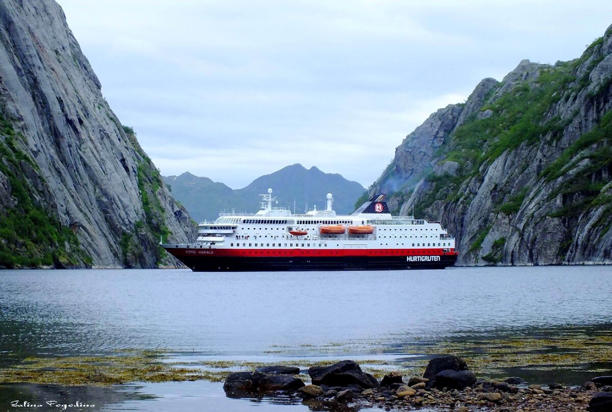Паром Kong Harald разворачивается в Троллфьорде