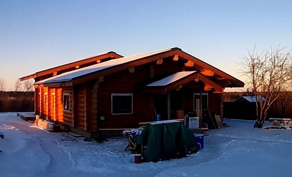 Одноэтажный дом-шале в финском стиле с элементами традиционного русского резного декора