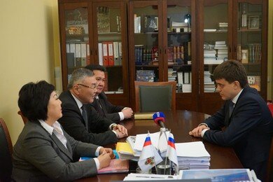 Министерство науки калмыкии. Совещание педагогов. Герб министерства образования республики калмыкия. Министерство образования калмыкии. Официальный сайт министерства образования республики калмыкия.