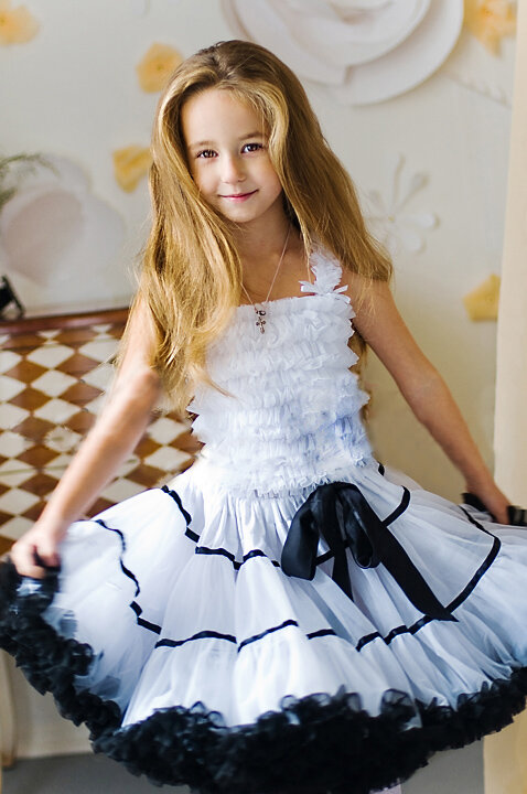 белая с черными полосками