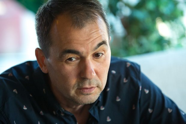 «Как снимать фильм? Идти в музей и снимать чалму? Мы этого не хотели. Марджани был тем человеком, который хотел перевернуть мир. Разумеется, мы не ставим знак равенства между этими ребятами и Марджани, но получилась такая перекличка», — рассказывает Салават Юзеев. Фото Романа Хасаева