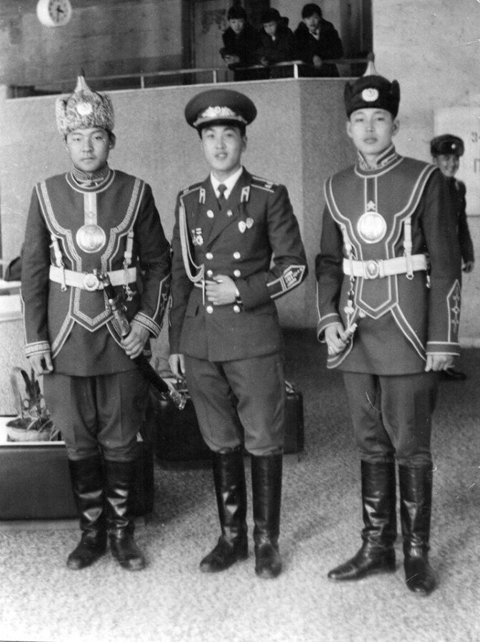 Монгольские военнослужащие в парадной форме. Отдельный комендантский батальон. Смесь национальных мотивов с традиционной униформой советского образца.