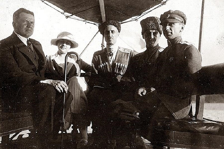 "Черный барон" Врангель в центре кадра