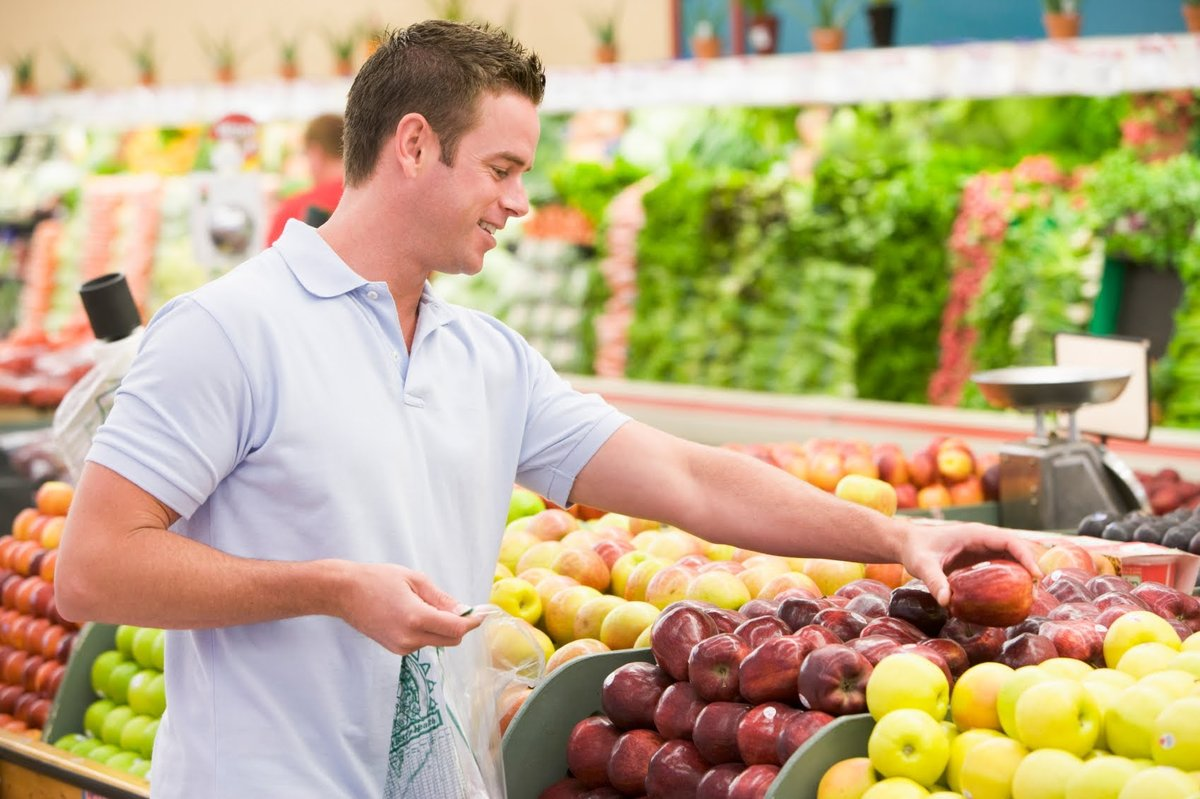 Выбери еду. Человек с продуктами. Парень в магазине продуктов. Люди на рынке. Мужчина выбирает продукты.