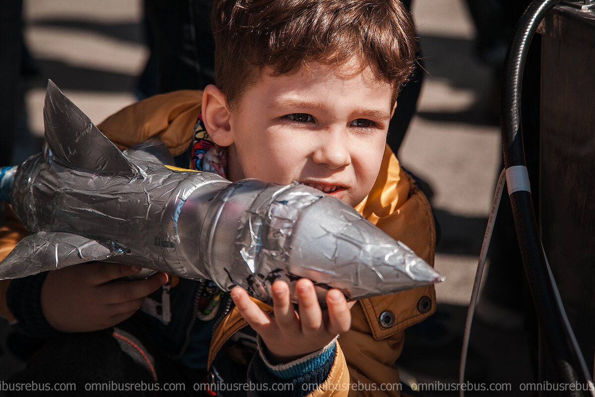 Юные конструкторы приносят с собой чудесные ракеты, сконструированные из 1,5 литровых пластиковых бутылок. И эти ракеты на полном серьёзе им заправляют "ракетным" топливом.