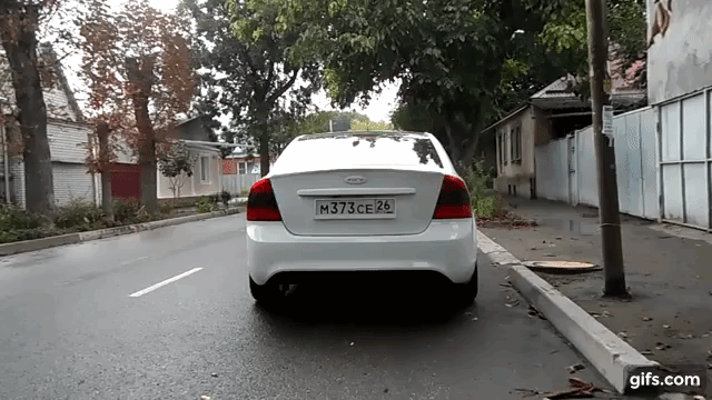 Справа в фонаре Led, слева обычная лампа