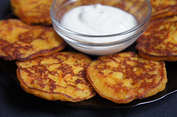 На фотографии готовые тыквенные оладьи