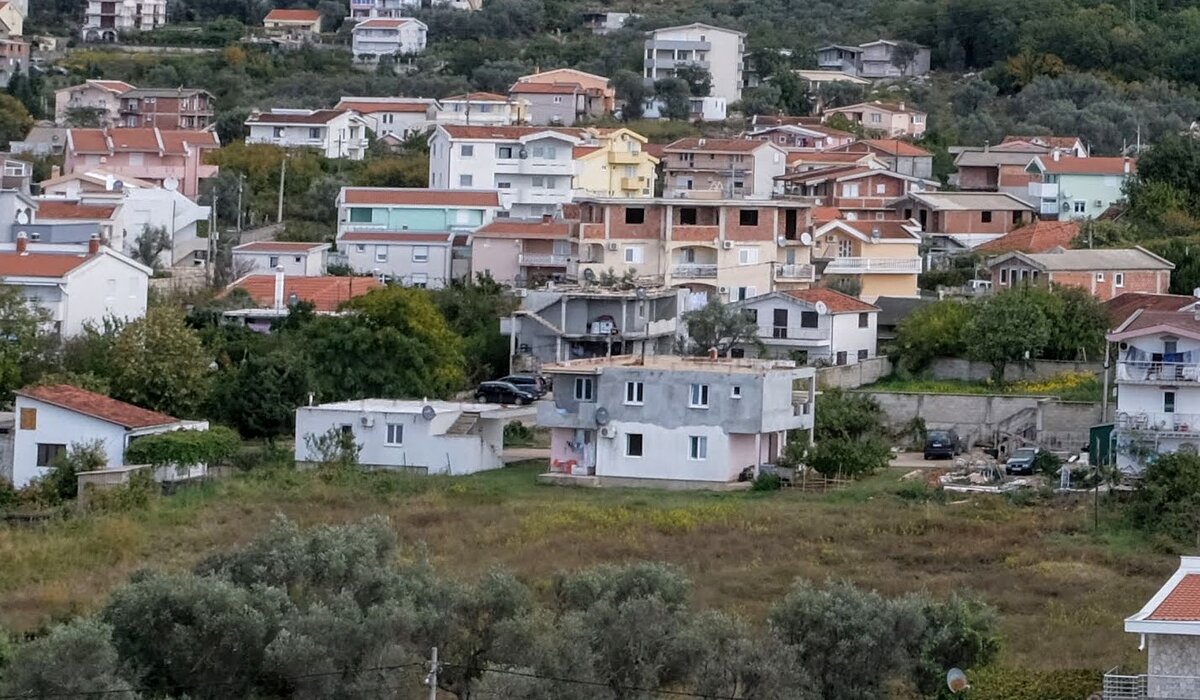 Вот о каких домах идет речь. Надеюсь, видно, как много домов не закончены.