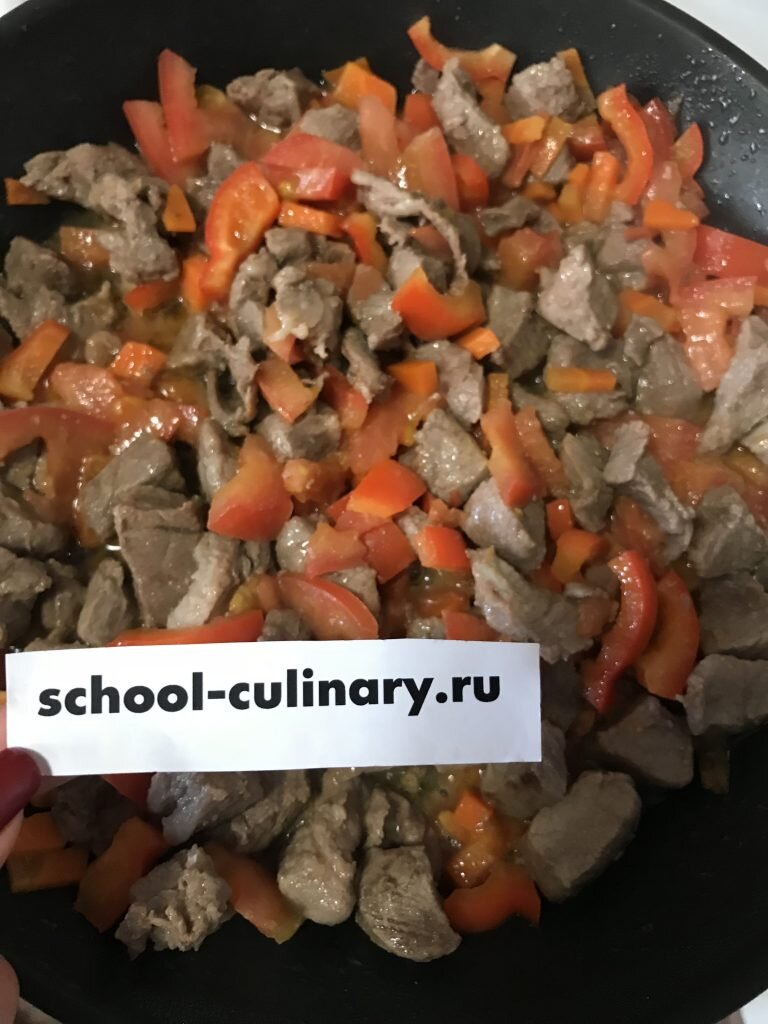 Гуляш с помидорами и перцем. Гуляш с болгарским перцем. Гуляш из свинины с болгарским перцем.
