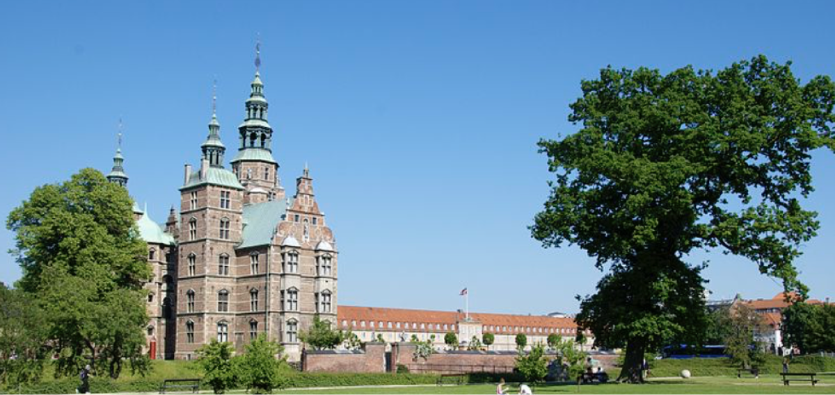 Замок Розенборг в Копенгагене, на территории красивый парк и Ботанический сад.