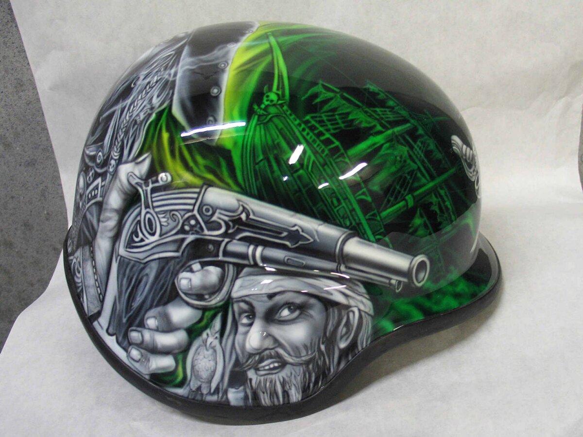 Аэрография мотошлема Пираты