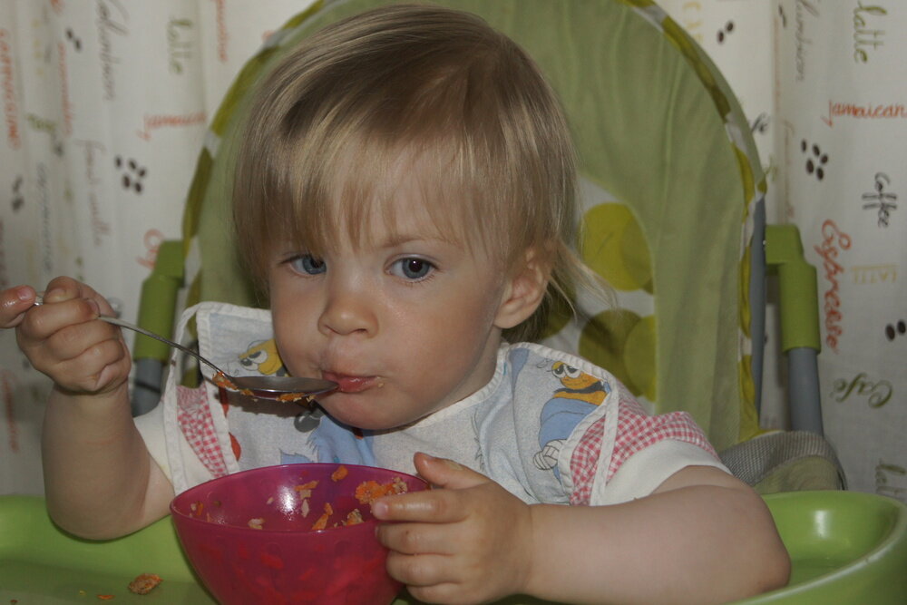 Ребенок учится есть сам. Ребенок ест ложкой. Маленький ребенок ест. Малыш с ложкой. Ребенок ест кашу.