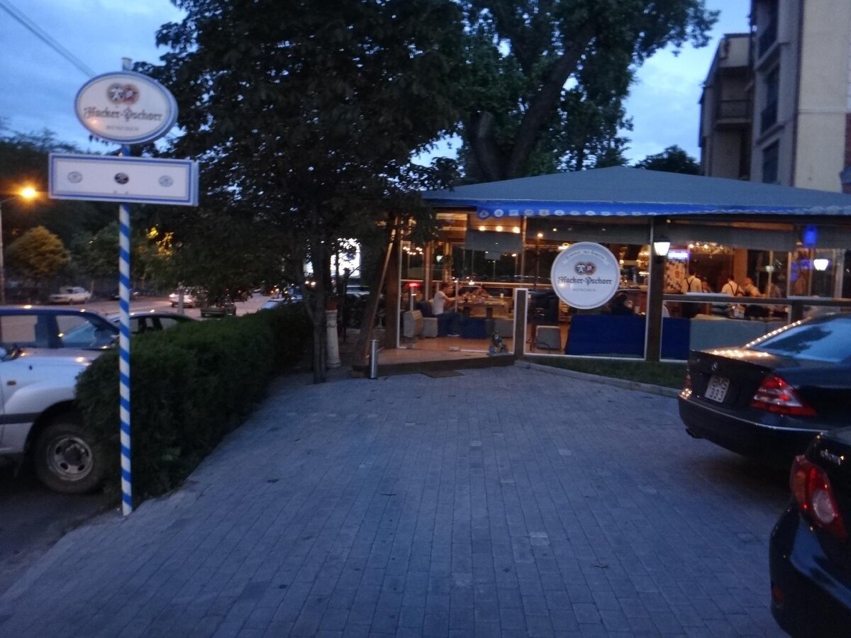 Веранда ресторана Hofbrauhaus