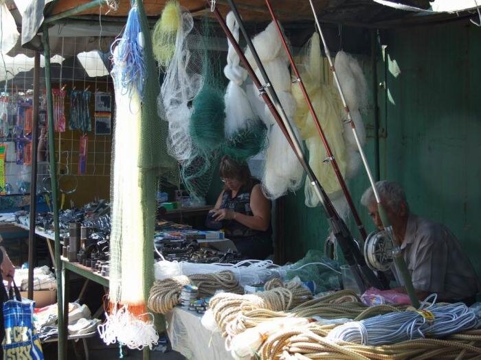 Купить сеть садовод. Кондратьевский рынок рыболовный. Рыболовные сети на рынке. Сетка рыболовная на рынке. Рыболовные сети на рынке Садовод.