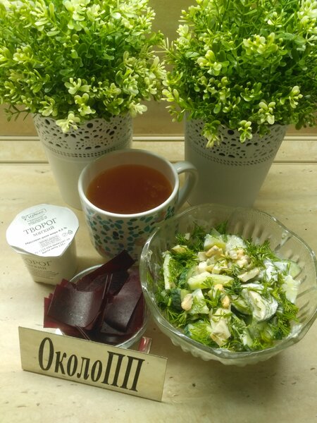 Фото ужина: салат с яйцами, огурцом и творожной заправкой