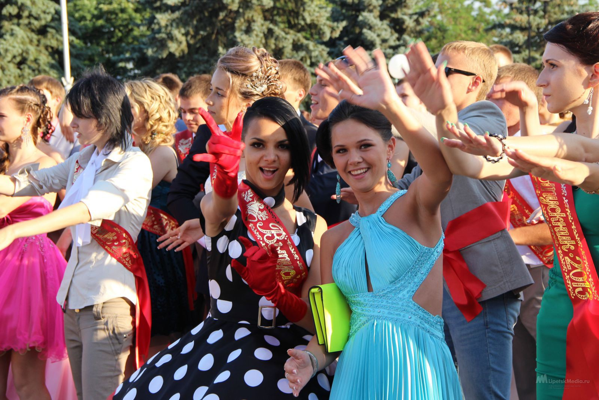 выпускники на теплоходе. выпускной бал. выпускной. фото выпускного вечеров. тематика выпускного вечера 11 класс.