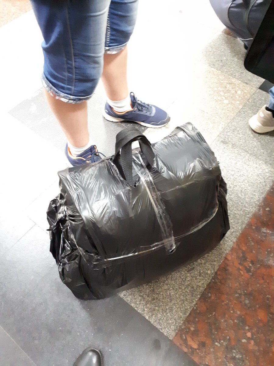 Если у Вас 2 небольших сумки, то Вы можете, поставив их друг на друга, упаковать в мусорный пакет и замотать скотчем, сэкономив при этом деньги.