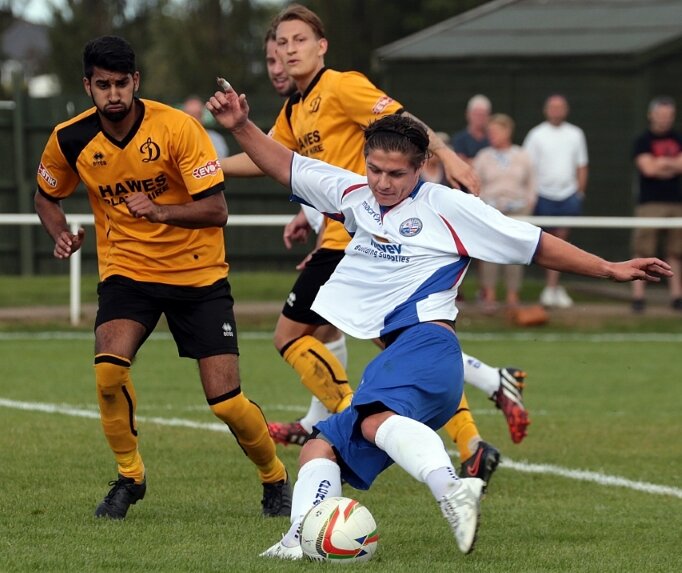 Игроки "Лафборо Динамо" (в черно-жёлтой форме) Обратите внимание на "Д" на груди. 