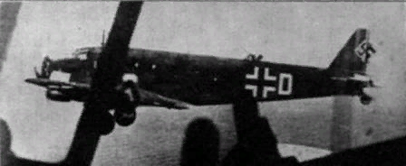   

Взбирается туда, где солнце беспрепятственно блещет,
где заиндевелые плоскости отливают космической синью.
По сантиметру приближается даль.
Пилот - в полушубке, в черном кожаном шлеме,
на почерневшем лице многодневная озабоченность...
Безоружная "тетушка Ю", - желанная добыча сталинских соколов!
Ты бензин и прочее возишь надежно на передний немецкий край,
Вредная тварь, участник "сталинградских мостов"...
Зима 1942.
Сюжет из немецкой кинохроники.