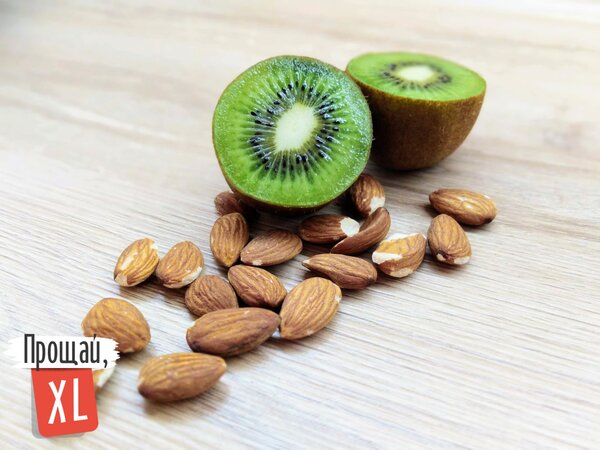 Перекус: миндаль и киви