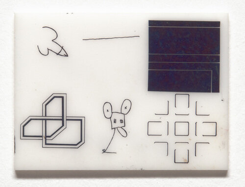 В левом верхнем углу инициалы Энди Уорхола... Или ракета