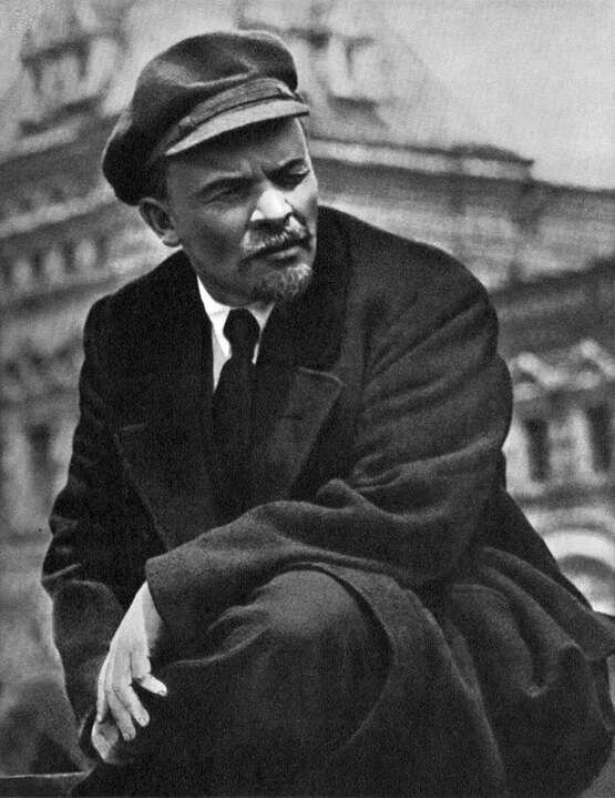  Основатель Советского Союза Владимир Ульянов (Ленин) был пассивным гомосексуалистом. Его партнерами в разное время были такие революционеры, как Григорий Зиновьев и Лев Троцкий.-2