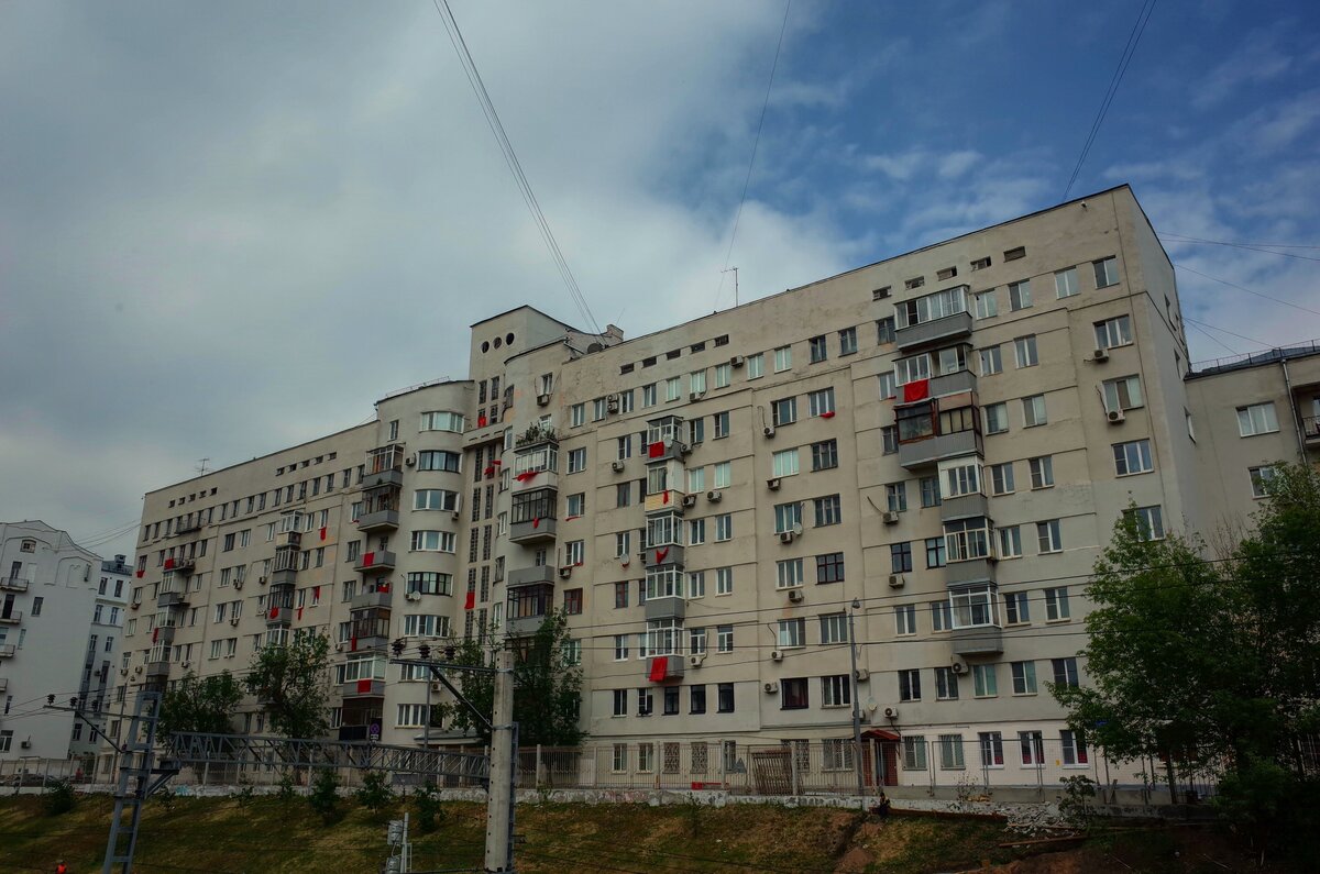 Чтобы рассмотреть здание целиком, придется отойти от него на значительное расстояние. Но авторы этого дома предполагали, что рассматривать его будут совсем не пешеходы, об этом — ниже. 