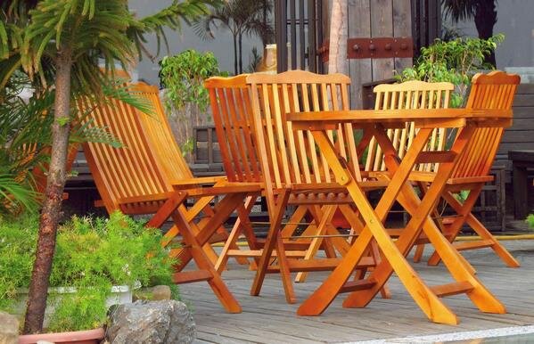 Как правильно обновить садовую мебель?