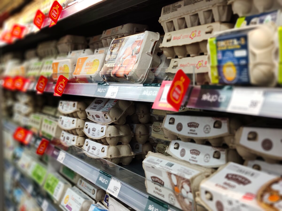 Полки с яйцами в магазине. Фото "Куриные истории"