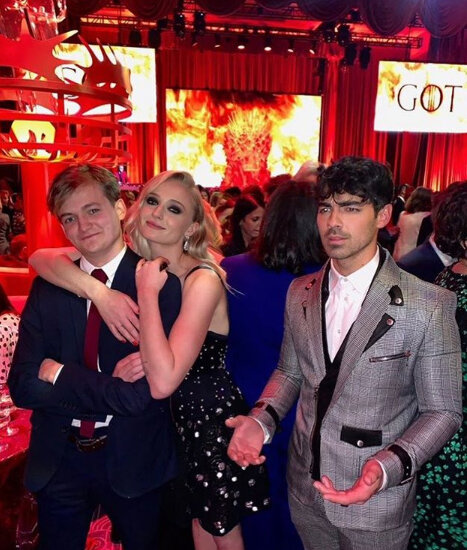 Слева Джоффри (Джек Глисон), справа - муж, музыкант Джо Джонас. Фотография из аккаунта Инстаграм Софи Тёрнер. 