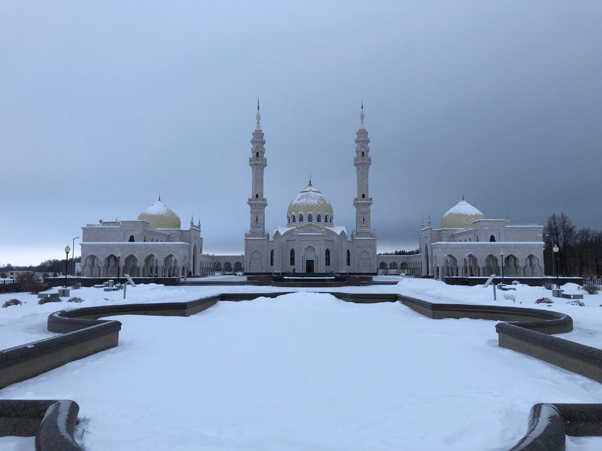 Главная достопримечательность — Белая мечеть. 