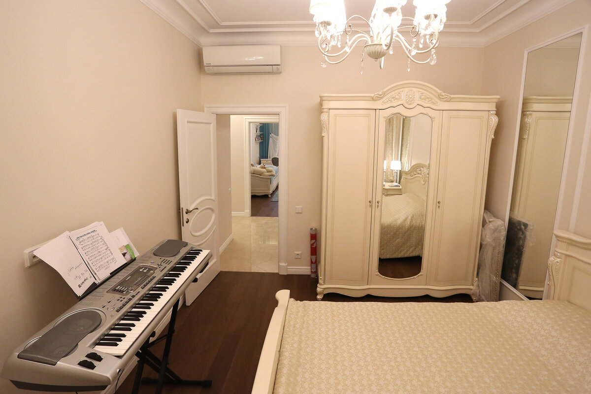 Зеркальное полотно на дверце шкафа