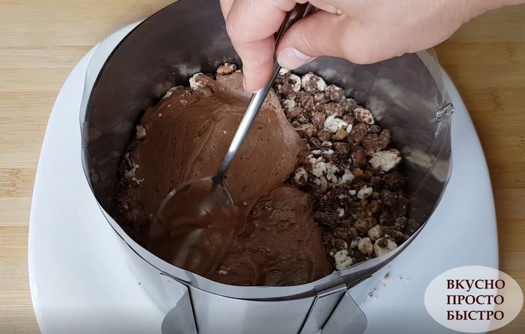 Рецепт на канале Вкусно Просто Быстро – Шоколадный торт по мотивам Киевского торта без выпечки