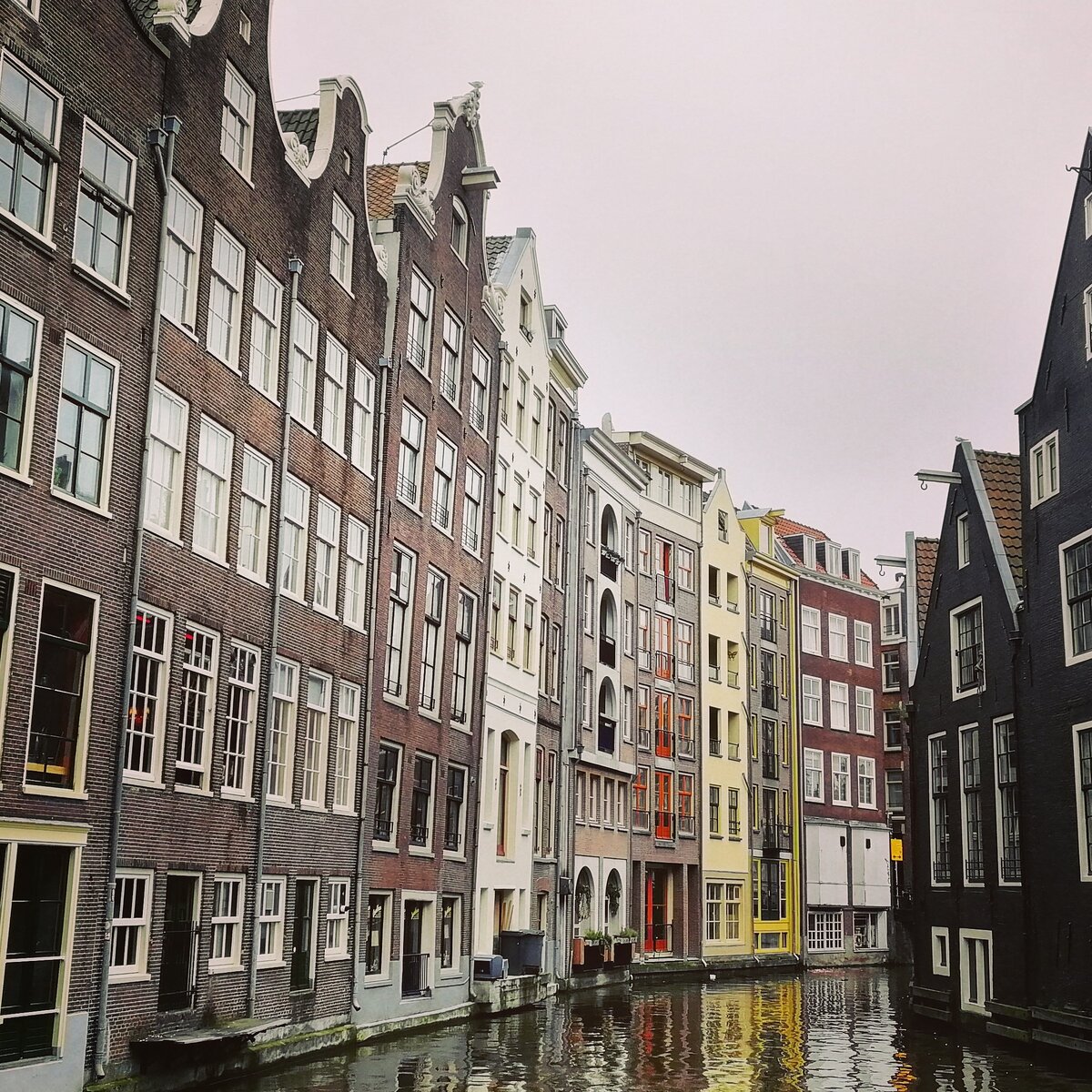 "Жидкая" улица Амстердама