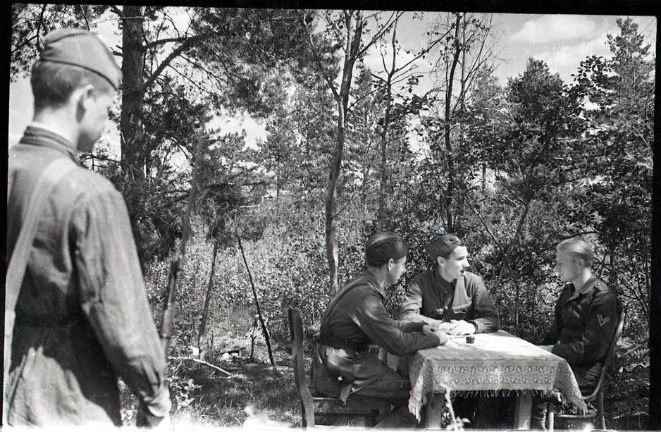 Военный плен великая отечественная. Допрос военнопленных сурин. Допрос военнопленных. Военный переводчик. Допрос смерш 1945.