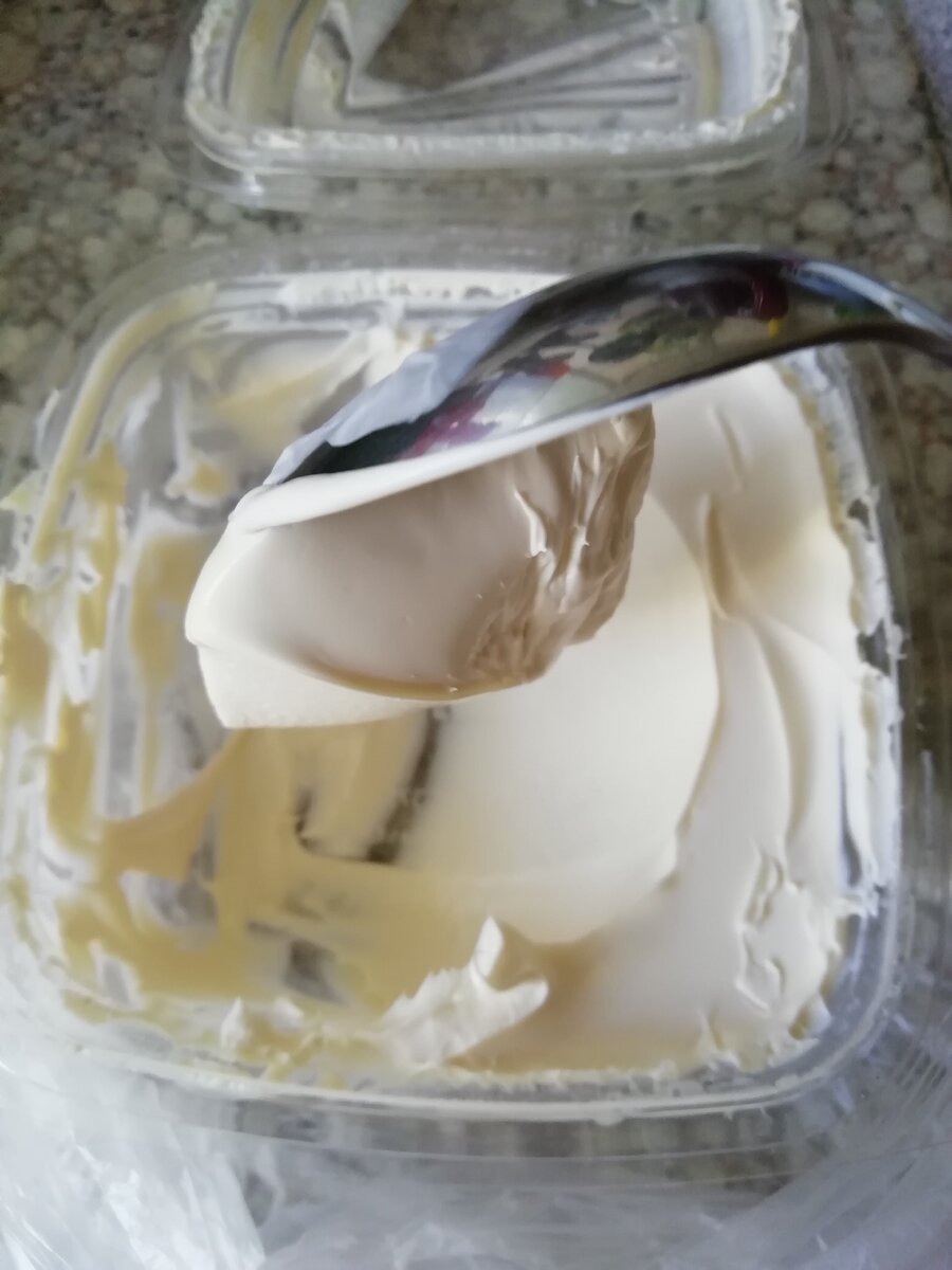 Деревенская сметана густая, если перевернуть ложку, не падает. 