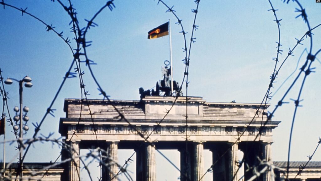 Вид через колючую проволоку