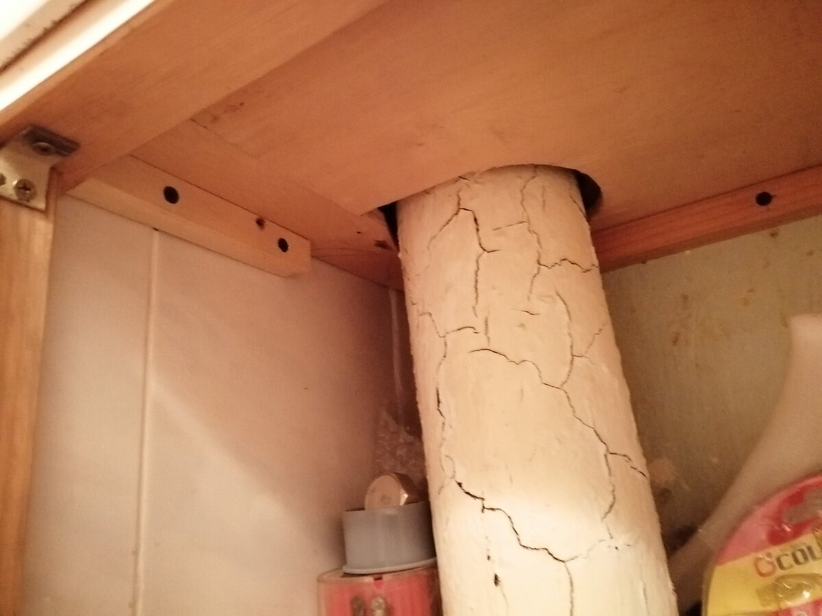 Нужно закрепить к стенам бруски горизонтально и на них положить фанеру