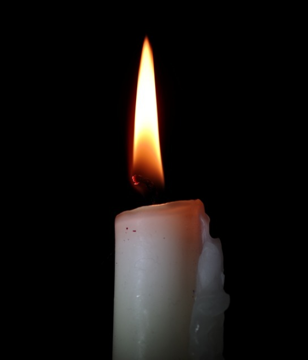 cdn.pixabay.com/photo/2017/11/07/12/31/candle-2926789_960_720.jpg