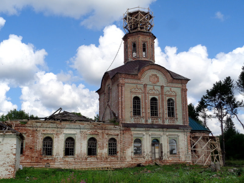 Троицкая церковь в Раменье (1771-1784 гг), выстроенная артелью Д. Горынцева, тоже сильно пострадала в советское время.
