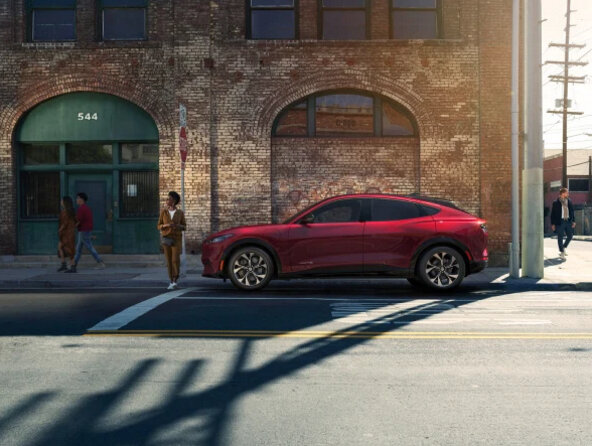 Сегодня компания представляет электрический внедорожник под названием Mustang Mach-E