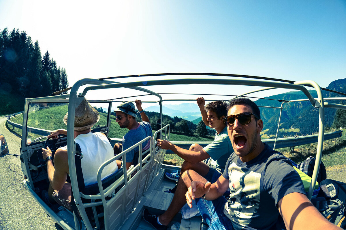 Счастливые владельцы автомобиля отправляют это фото своему другу-велосипедисту